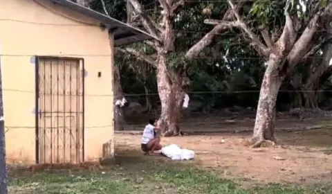 Mulher chora em desespero ao ver corpo de irmão morto por casal em Manaus