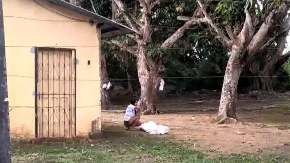 Mulher chora em desespero ao ver corpo de irmão morto por casal em Manaus