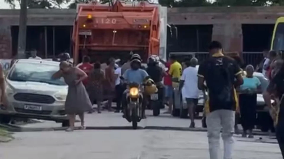 Idosa a caminho da igreja morre após ser atropelada por caminhão de lixo