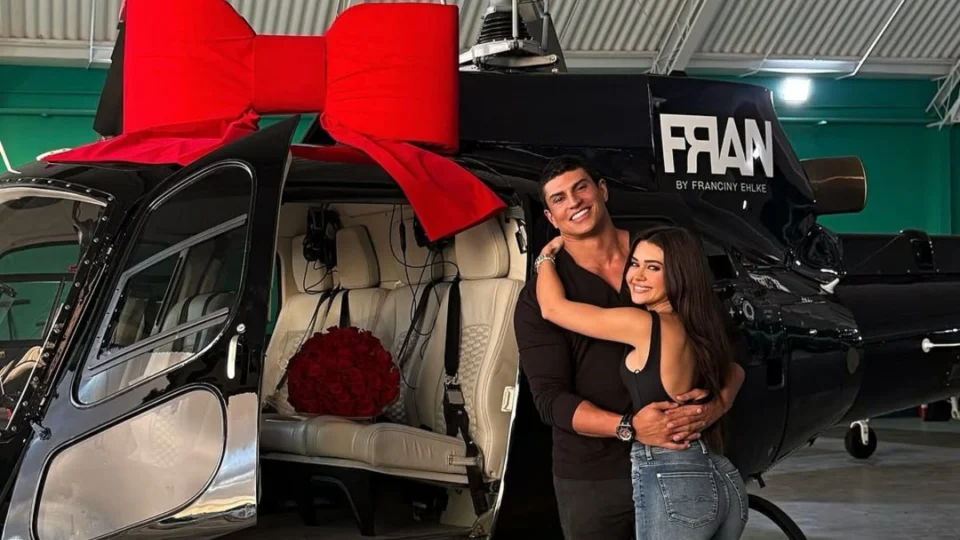 Influenciadora ganha helicóptero de noivo e internet reage: ‘Uma lembrancinha’