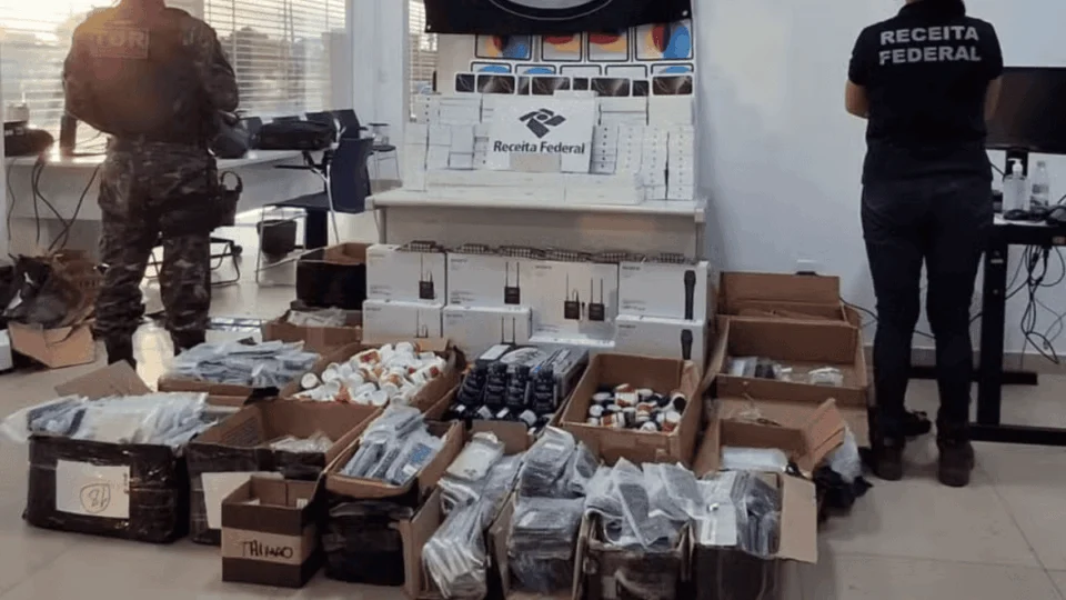 Mais de mil iPhones e suplementos são apreendidos com irmãos na fronteira de Roraima