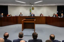 STF valida delação premiada de Cid; julgamento de Bolsonaro será retomado na quarta (26)