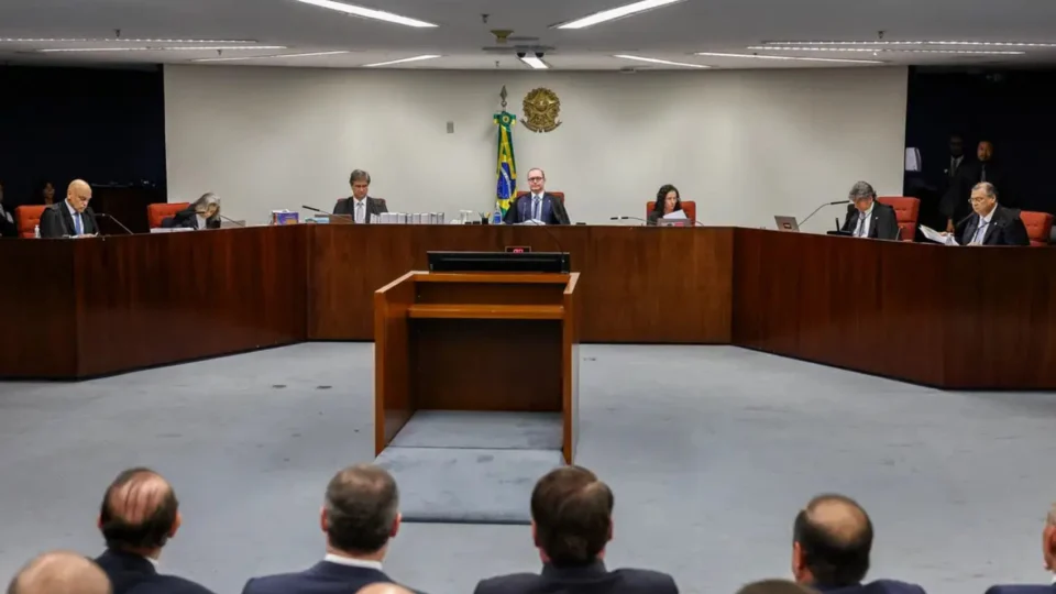 STF valida delação premiada de Cid; julgamento de Bolsonaro será retomado na quarta (26)