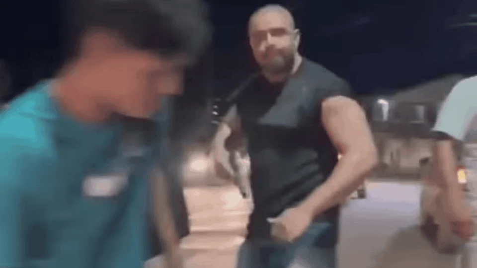 VÍDEO: Motoboy leva chute no tórax de policial em Rio Branco após acidente de trânsito