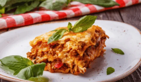 Esta receita de lasanha de frango fácil vai te deixar com água na boca