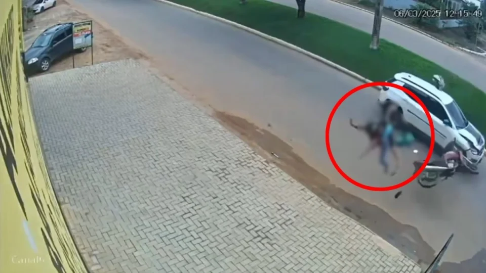 VÍDEO: mãe e filho morrem após serem arremessados ao ar em acidente em Ariquemes