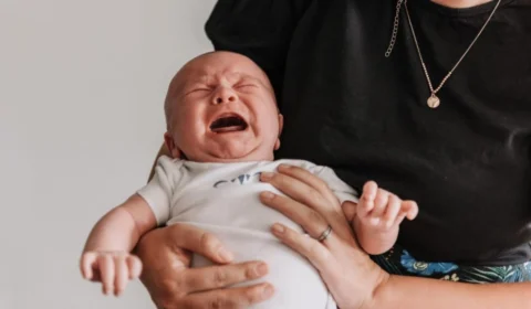 Mãe demitida após ter filho com doença rara em Manaus vence na Justiça