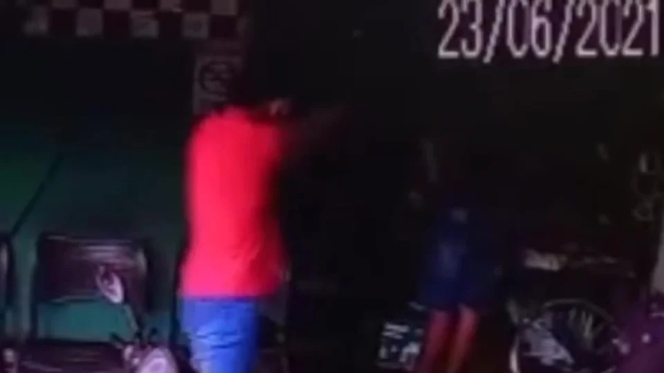 Vídeo mostra momento em que mecânico é morto em Manaus; polícia busca identificar suspeito