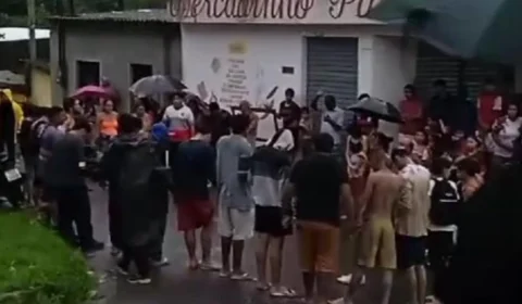 Moradores fazem corrente de oração antes de saberem da morte da líder comunitária em Manaus