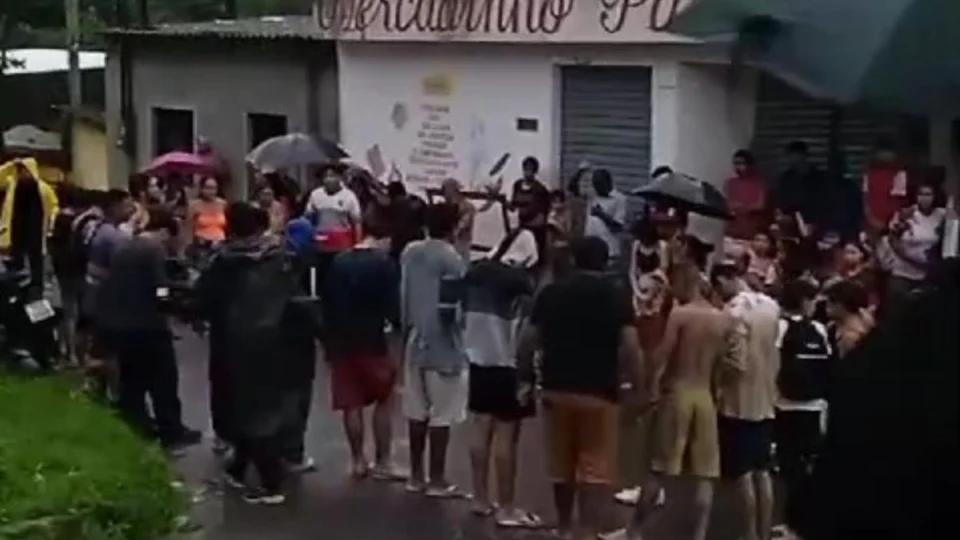 Moradores fazem corrente de oração antes de saberem da morte da líder comunitária em Manaus