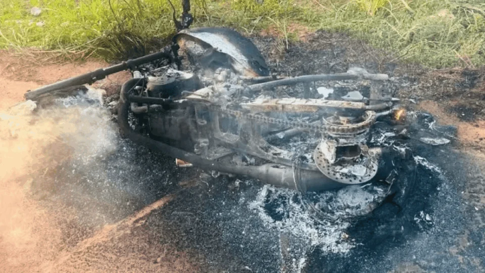 Homem é preso em flagrante após incendiar moto da esposa por ciúmes em Porto Velho