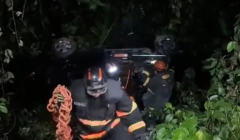 Acidente em Manaus: motorista morre após carro despencar em área de mata