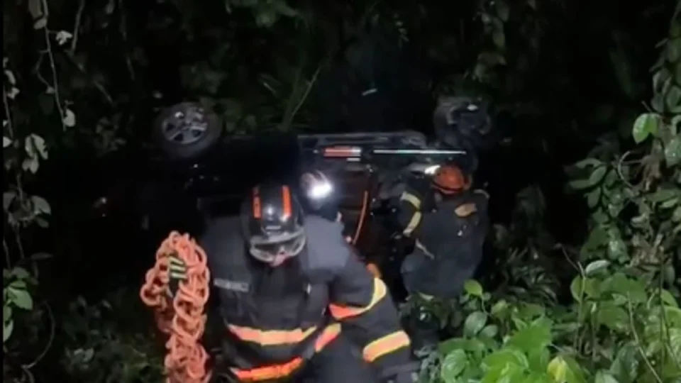Acidente em Manaus: motorista morre após carro despencar em área de mata