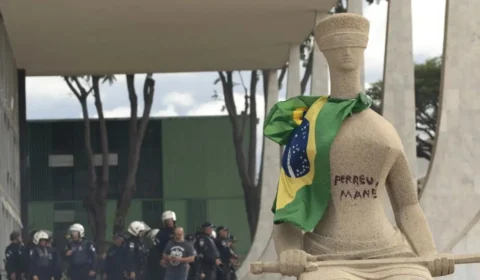 Mulher acusada de pichar estátua do STF cumprirá prisão domiciliar, decide Moraes