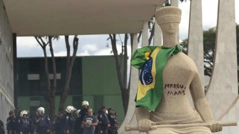 Mulher acusada de pichar estátua do STF cumprirá prisão domiciliar, decide Moraes