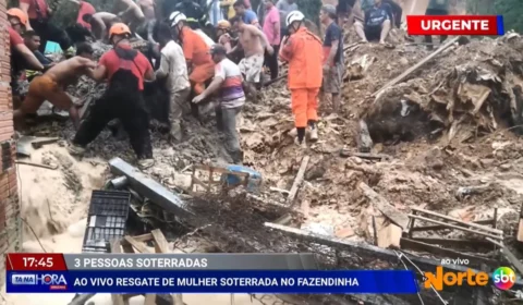 EXCLUSIVO: veja momento do resgate desesperador de mulher soterrada em Manaus