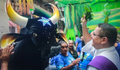 Padre benze Boi Caprichoso em missa que marca o início da temporada 2025 em Parintins