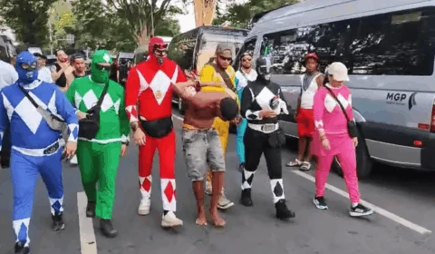 Disfarçados de Power Rangers, policiais prendem suspeito de roubar celulares no carnaval