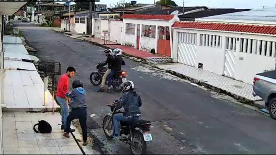 Quarteto em motos assalta jovem na Cidade Nova, em Manaus; veja vídeo
