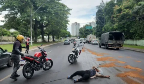 Perigo: tonel com óleo cai de caminhão e causa acidentes na avenida São Jorge, em Manaus