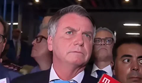 ‘TromPetista’ toca ‘Marcha Fúnebre’ e cala Bolsonaro em plena coletiva; veja vídeo