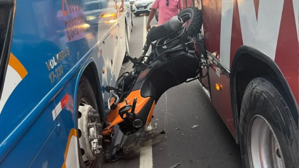 VÍDEO: Motoqueiro escapa de morte após quase ser esmagado por dois ônibus em Manaus