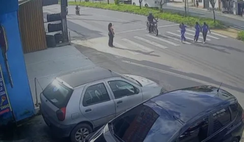 VÍDEO: adolescente é atropelada por moto ao sair de escola em Manaus
