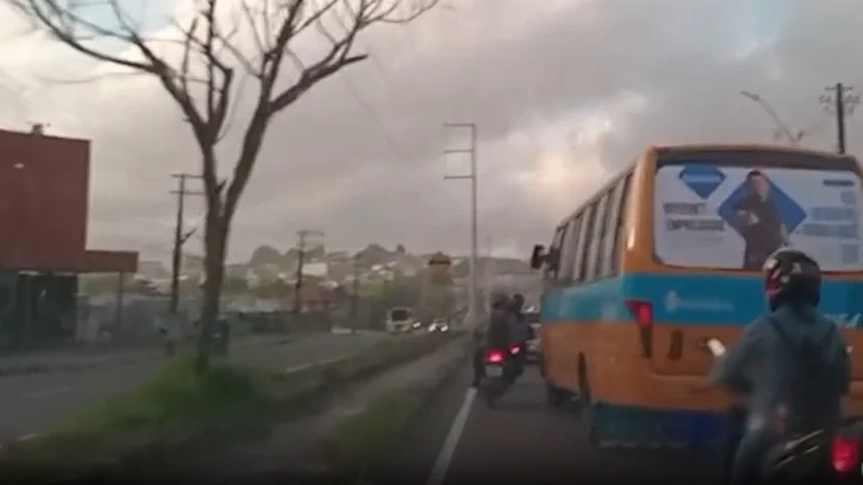 Motorista de ‘amarelinho’ é flagrado fazendo ‘zigue-zague’ em avenida de Manaus; veja vídeo