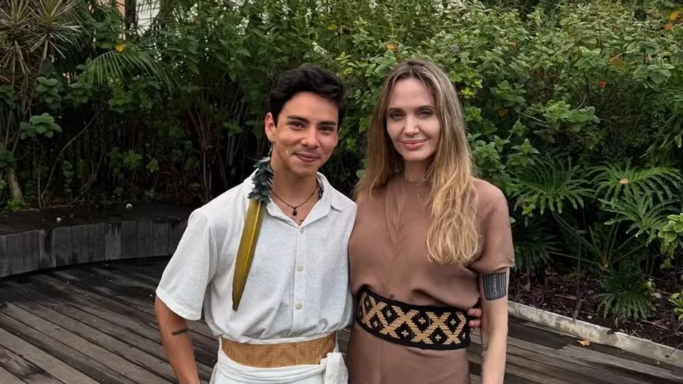 Angelina Jolie ganha peça artesanal de estilista indígena amazonense durante visita ao Brasil