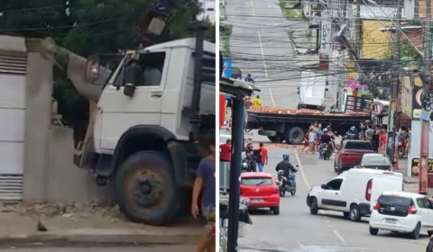 Caminhão perde controle em ladeira e invade casa na zona Norte de Manaus; veja vídeo