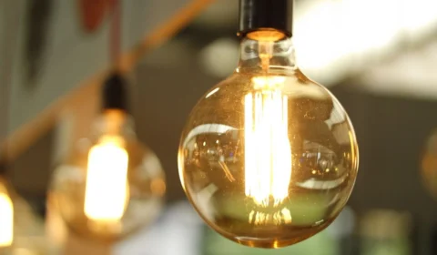 Contas de luz ficam mais caras em junho com bandeira vermelha acionada pela Aneel