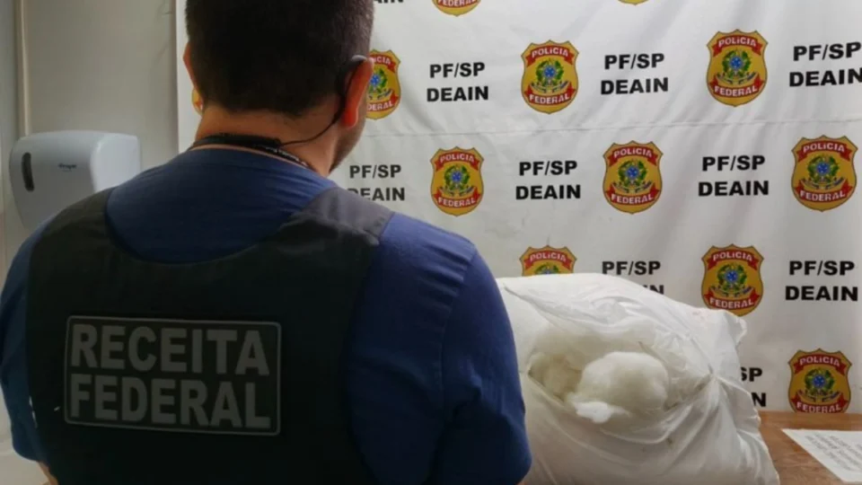 De Manaus para o ‘Área Restrita’? Mulher é presa com droga escondida em travesseiros durante fiscalização em Guarulhos