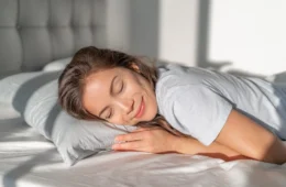 Dormir bem emagrece? Entenda como o sono influencia no seu peso e confira estratégias para melhorar as noites