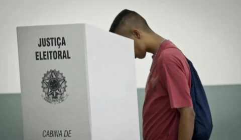 Celular na urna? Entenda como proposta pode transformar ação em crime