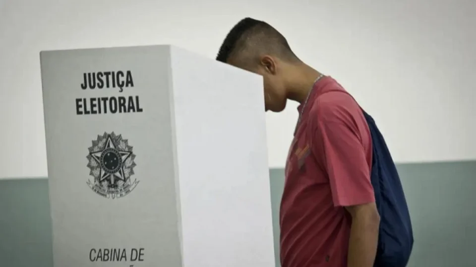 Celular na urna? Entenda como proposta pode transformar ação em crime