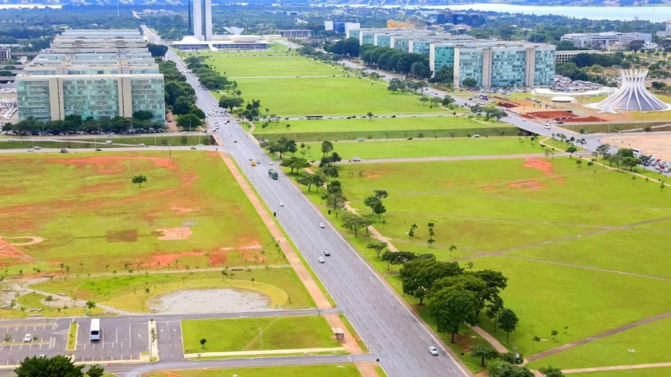 Saiba o que abre e o que fecha no feriadão da Semana Santa e aniversário de Brasília