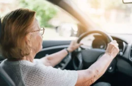 Carros mais baratos para idosos! Entenda nova lei que vai permitir grande desconto pra terceira idade