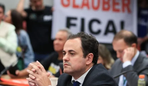 Glauber Braga interrompe greve de fome; entenda o que foi negociado