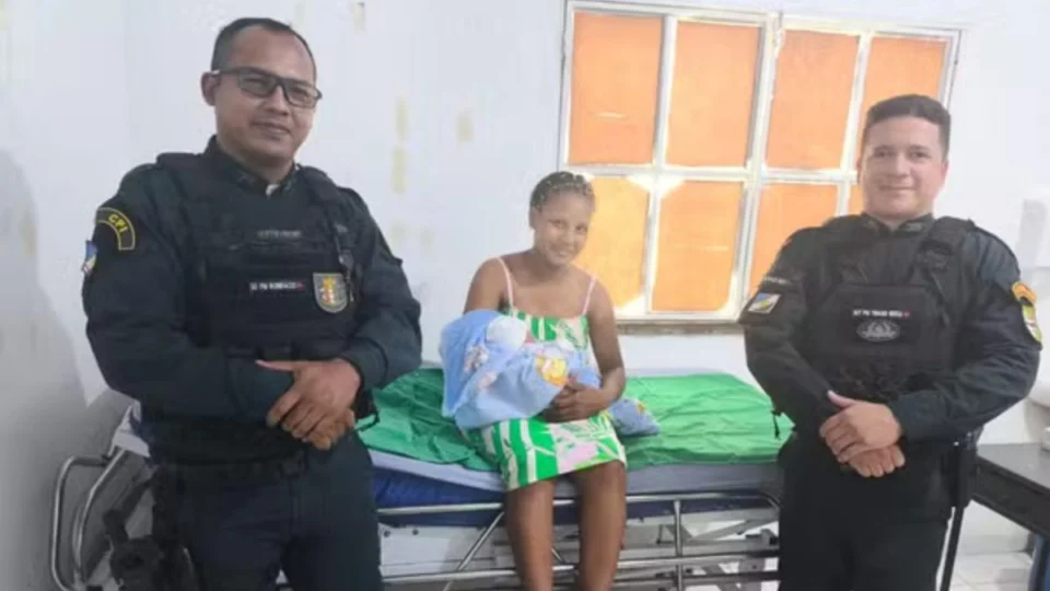 Jovem dá à luz na sala de casa com ajuda de PMs em Roraima; confira