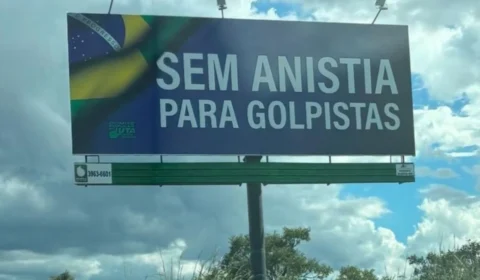 Outdoor contra anistia é instalado próximo à casa de Bolsonaro em Brasília