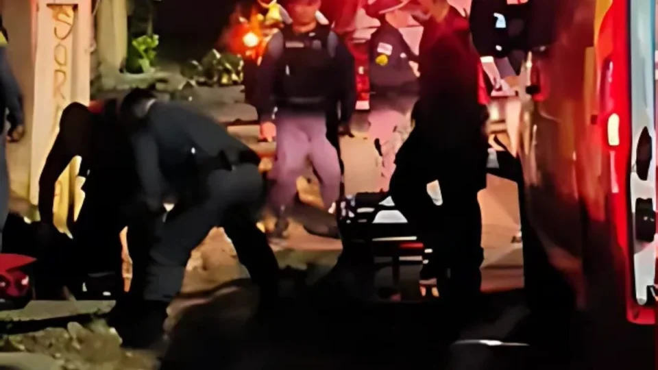 VÍDEO: homem morto fica 5 horas ‘largado’ em calçada por falta de carro do IML em Parintins