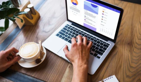 Sabe traduzir textos e quer ganhar em dólar? Veja passo a passo para atuar na área como freelancer