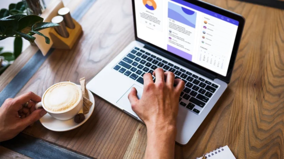 Sabe traduzir textos e quer ganhar em dólar? Veja passo a passo para atuar na área como freelancer