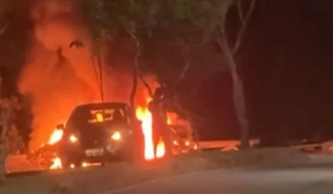 Carro colide com poste e pega fogo na avenida do Turismo em Manaus; veja vídeo