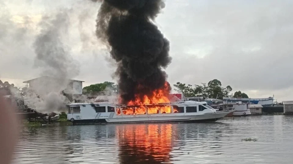 Vídeo: embarcação pega fogo e fica completamente destruída no Amazonas
