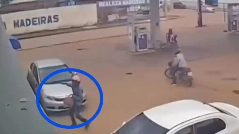 VÍDEO: empresária é assaltada por dupla armada em posto de combustíveis em Porto Velho