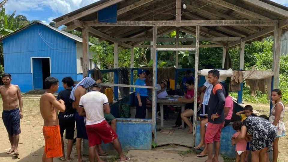 Cheia do rio Madeira: famílias recebem atendimento e assistencia social em Porto Velho