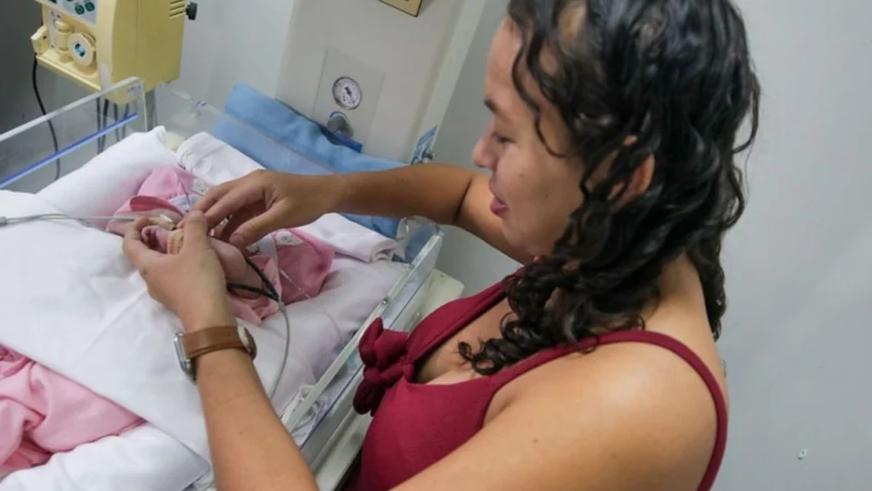 Gêmeas siamesas nascidas em Manaus vão passar por cirurgia de separação em hospital de Goiás