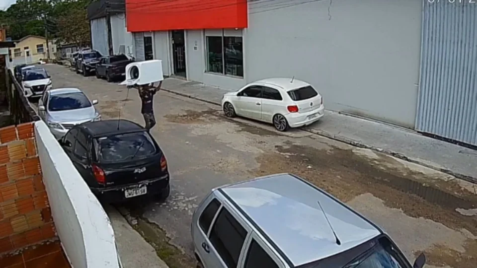 VÍDEO: homem furta máquina de lavar e a carrega na cabeça na zona Norte de Manaus