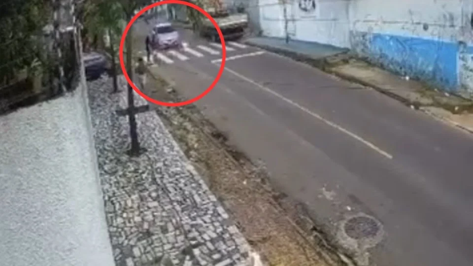 VÍDEO: idosa de 71 anos morre após ser atropelada ao atravessar faixa de pedestre em Manaus